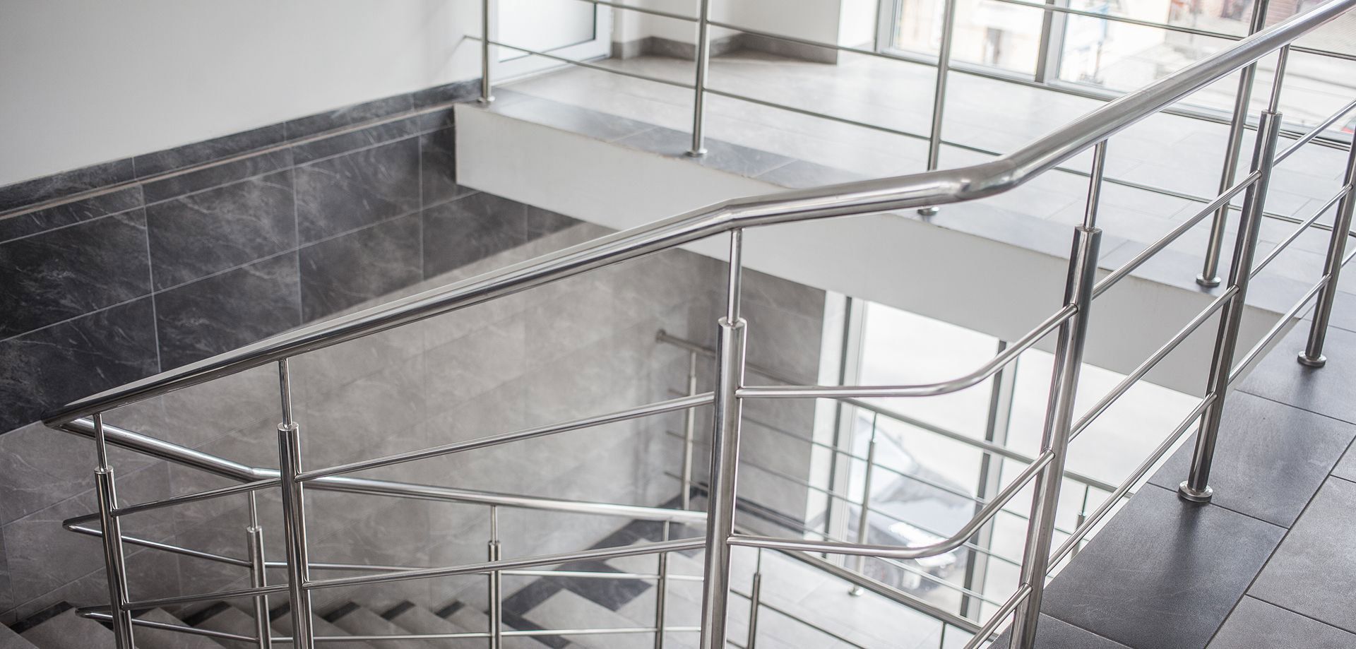 Eine Treppe mit einem Geländer aus Metall